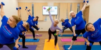 Мышцы и суставы в тонусе: пенсионеры Королева практикуют йогу - Regions.Ru