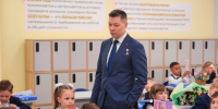 Олег Кононенко дал напутствие первоклассникам «своего» кабинета в новой пристройке школы №1 - Regions.Ru